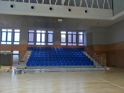 四川某中學(xué)體育運(yùn)動場館電動伸縮看臺座椅安裝完成